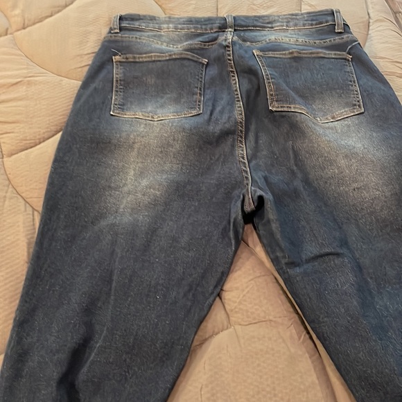 Cropped jeans with Peek a boo side slit with buckle - Picture 4 of 5